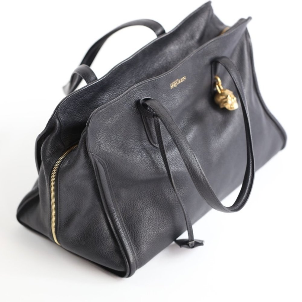 My black Alexander McQueen handbag with gold skull - Picture 3 of 14